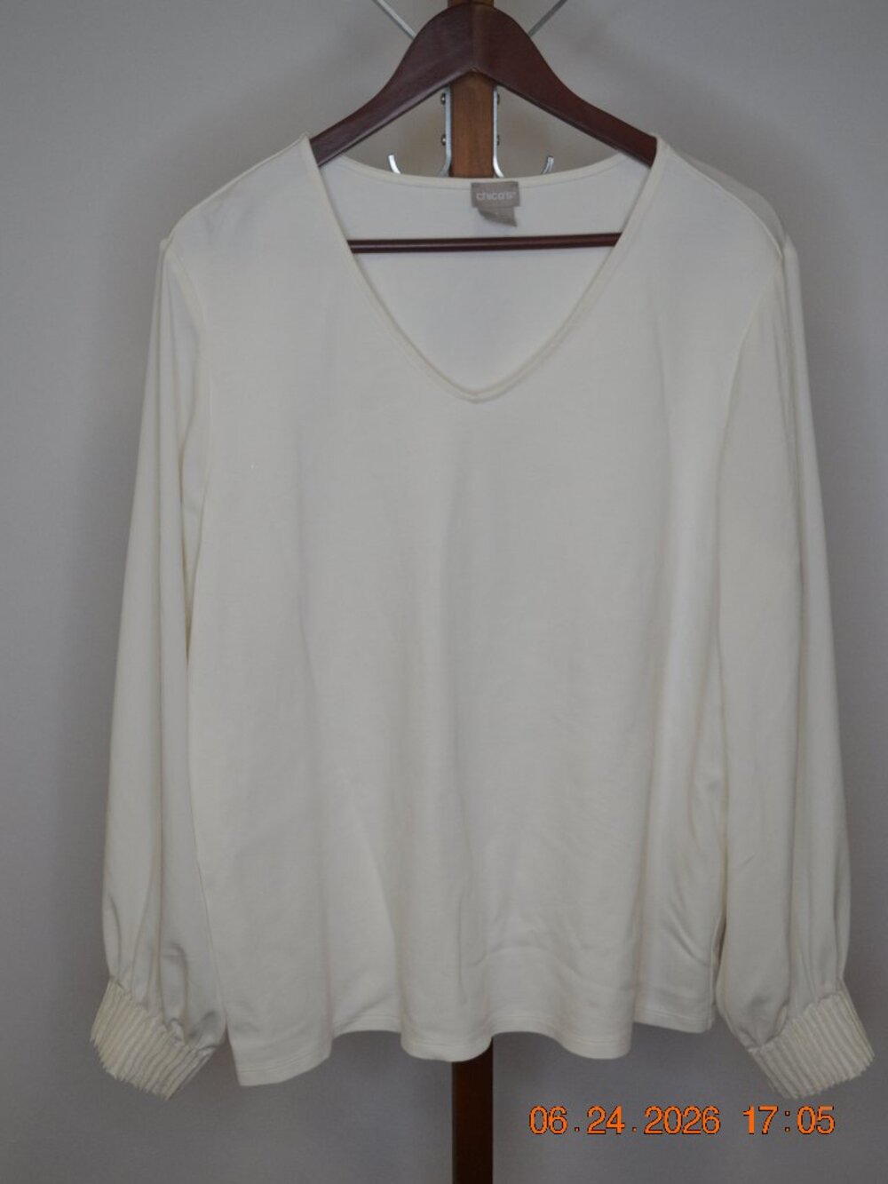 Chico's Women's Size 3 (US XL) White Ruched Cuff V-Neck Long Sleeve Blouse